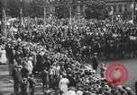 Standbild amerikanische Soldaten Parade in Paris nach Ersten Weltkrieg  Paris Frankreich, 1919, aus Sekunde 43 historischem Filmmaterial Videoclip 65675051031