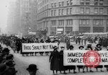 Standbild Pazifistische Frauen Abrüstung Parade Washington DC USA, 1921, aus Sekunde 17 historischem Filmmaterial Videoclip 65675051089