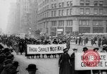 Standbild Pazifistische Frauen Abrüstung Parade Washington DC USA, 1921, aus Sekunde 18 historischem Filmmaterial Videoclip 65675051089