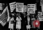 Standbild Anti-kriegs-Demonstranten Unterstützung der Abrüstung United States USA, 1921, aus Sekunde 31 historischem Filmmaterial Videoclip 65675051090
