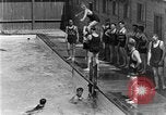 Image nageurs San Antonio Texas USA, 1928, de la seconde 23 séquences d'archives historiques vidéo 65675051159