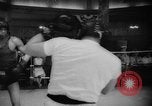 Standbild Johansson und Patterson Zug für den Boxsport rematch United States USA, 1960, aus Sekunde 25 historischem Filmmaterial Videoclip 65675051184