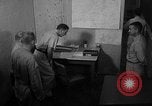 Standbild briefing Pilot United States USA, 1962, aus Sekunde 9 historischem Filmmaterial Videoclip 65675051204