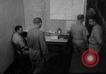 Standbild briefing Pilot United States USA, 1962, aus Sekunde 11 historischem Filmmaterial Videoclip 65675051204