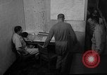 Standbild briefing Pilot United States USA, 1962, aus Sekunde 12 historischem Filmmaterial Videoclip 65675051204