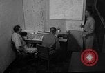 Standbild briefing Pilot United States USA, 1962, aus Sekunde 15 historischem Filmmaterial Videoclip 65675051204