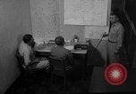 Standbild briefing Pilot United States USA, 1962, aus Sekunde 17 historischem Filmmaterial Videoclip 65675051204