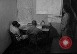 Standbild briefing Pilot United States USA, 1962, aus Sekunde 19 historischem Filmmaterial Videoclip 65675051204