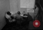 Standbild briefing Pilot United States USA, 1962, aus Sekunde 20 historischem Filmmaterial Videoclip 65675051204