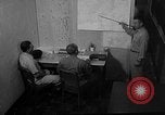 Standbild briefing Pilot United States USA, 1962, aus Sekunde 26 historischem Filmmaterial Videoclip 65675051204
