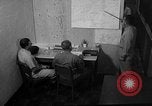 Standbild briefing Pilot United States USA, 1962, aus Sekunde 32 historischem Filmmaterial Videoclip 65675051204