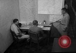 Standbild briefing Pilot United States USA, 1962, aus Sekunde 33 historischem Filmmaterial Videoclip 65675051204