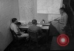Standbild briefing Pilot United States USA, 1962, aus Sekunde 34 historischem Filmmaterial Videoclip 65675051204