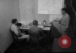 Standbild briefing Pilot United States USA, 1962, aus Sekunde 35 historischem Filmmaterial Videoclip 65675051204