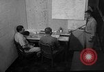 Standbild briefing Pilot United States USA, 1962, aus Sekunde 36 historischem Filmmaterial Videoclip 65675051204