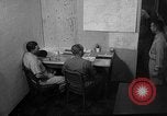 Standbild briefing Pilot United States USA, 1962, aus Sekunde 37 historischem Filmmaterial Videoclip 65675051204
