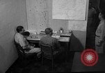 Standbild briefing Pilot United States USA, 1962, aus Sekunde 38 historischem Filmmaterial Videoclip 65675051204