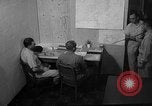 Standbild briefing Pilot United States USA, 1962, aus Sekunde 40 historischem Filmmaterial Videoclip 65675051204