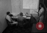 Standbild briefing Pilot United States USA, 1962, aus Sekunde 44 historischem Filmmaterial Videoclip 65675051204