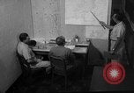 Standbild briefing Pilot United States USA, 1962, aus Sekunde 45 historischem Filmmaterial Videoclip 65675051204