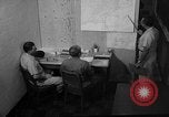 Standbild briefing Pilot United States USA, 1962, aus Sekunde 46 historischem Filmmaterial Videoclip 65675051204