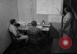 Standbild briefing Pilot United States USA, 1962, aus Sekunde 53 historischem Filmmaterial Videoclip 65675051204