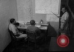 Standbild briefing Pilot United States USA, 1962, aus Sekunde 57 historischem Filmmaterial Videoclip 65675051204