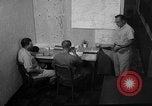 Standbild briefing Pilot United States USA, 1962, aus Sekunde 59 historischem Filmmaterial Videoclip 65675051204