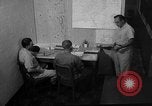 Standbild briefing Pilot United States USA, 1962, aus Sekunde 60 historischem Filmmaterial Videoclip 65675051204
