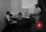 Standbild briefing Pilot United States USA, 1962, aus Sekunde 61 historischem Filmmaterial Videoclip 65675051204