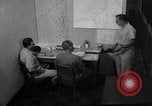 Standbild briefing Pilot United States USA, 1962, aus Sekunde 62 historischem Filmmaterial Videoclip 65675051204