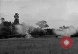 Standbild USA 127 Field Artillery Regiment Haubitzen feuern Saint Lo Frankreich, 1944, aus Sekunde 8 historischem Filmmaterial Videoclip 65675051311