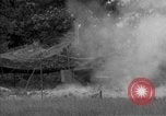 Standbild USA 127 Field Artillery Regiment Haubitzen feuern Saint Lo Frankreich, 1944, aus Sekunde 12 historischem Filmmaterial Videoclip 65675051311