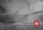 Standbild USA 127 Field Artillery Regiment Haubitzen feuern Saint Lo Frankreich, 1944, aus Sekunde 13 historischem Filmmaterial Videoclip 65675051311
