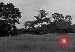 Standbild USA 127 Field Artillery Regiment Haubitzen feuern Saint Lo Frankreich, 1944, aus Sekunde 17 historischem Filmmaterial Videoclip 65675051311