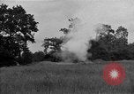 Standbild USA 127 Field Artillery Regiment Haubitzen feuern Saint Lo Frankreich, 1944, aus Sekunde 20 historischem Filmmaterial Videoclip 65675051311