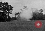 Standbild USA 127 Field Artillery Regiment Haubitzen feuern Saint Lo Frankreich, 1944, aus Sekunde 21 historischem Filmmaterial Videoclip 65675051311