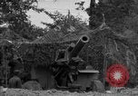 Standbild USA 127 Field Artillery Regiment Haubitzen feuern Saint Lo Frankreich, 1944, aus Sekunde 25 historischem Filmmaterial Videoclip 65675051311
