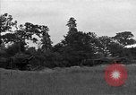 Standbild USA 127 Field Artillery Regiment Haubitzen feuern Saint Lo Frankreich, 1944, aus Sekunde 33 historischem Filmmaterial Videoclip 65675051311