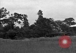 Standbild USA 127 Field Artillery Regiment Haubitzen feuern Saint Lo Frankreich, 1944, aus Sekunde 36 historischem Filmmaterial Videoclip 65675051311