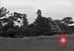 Standbild USA 127 Field Artillery Regiment Haubitzen feuern Saint Lo Frankreich, 1944, aus Sekunde 37 historischem Filmmaterial Videoclip 65675051311