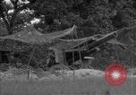 Standbild USA 127 Field Artillery Regiment Haubitzen feuern Saint Lo Frankreich, 1944, aus Sekunde 40 historischem Filmmaterial Videoclip 65675051311