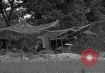 Standbild USA 127 Field Artillery Regiment Haubitzen feuern Saint Lo Frankreich, 1944, aus Sekunde 41 historischem Filmmaterial Videoclip 65675051311