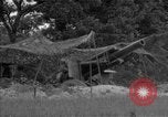 Standbild USA 127 Field Artillery Regiment Haubitzen feuern Saint Lo Frankreich, 1944, aus Sekunde 46 historischem Filmmaterial Videoclip 65675051311