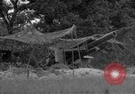 Standbild USA 127 Field Artillery Regiment Haubitzen feuern Saint Lo Frankreich, 1944, aus Sekunde 50 historischem Filmmaterial Videoclip 65675051311