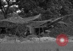 Standbild USA 127 Field Artillery Regiment Haubitzen feuern Saint Lo Frankreich, 1944, aus Sekunde 54 historischem Filmmaterial Videoclip 65675051311