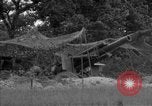 Standbild USA 127 Field Artillery Regiment Haubitzen feuern Saint Lo Frankreich, 1944, aus Sekunde 56 historischem Filmmaterial Videoclip 65675051311