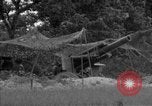 Standbild USA 127 Field Artillery Regiment Haubitzen feuern Saint Lo Frankreich, 1944, aus Sekunde 59 historischem Filmmaterial Videoclip 65675051311
