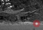 Standbild USA 127 Field Artillery Regiment Haubitzen feuern Saint Lo Frankreich, 1944, aus Sekunde 60 historischem Filmmaterial Videoclip 65675051311