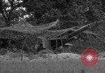 Standbild USA 127 Field Artillery Regiment Haubitzen feuern Saint Lo Frankreich, 1944, aus Sekunde 62 historischem Filmmaterial Videoclip 65675051311